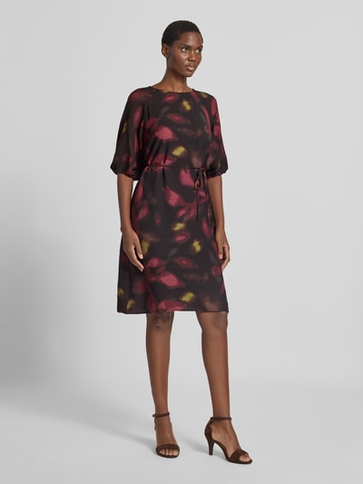Frauenmodel trägt Knielanges Kleid aus Viskose-Mix mit Strukturmuster von zero in Dunkelrot mit gelben und pinken Akzenten, taillierte Passform, 1/2-Arm, Rundhalsausschnitt, mittlere Textur, knielang, Ganzkörperansicht von vorne.