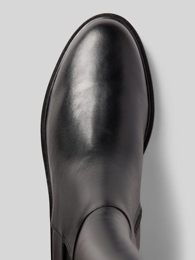 Produktfoto, Stiefel mit Reißverschluss Modell 'Resonate' von Steve Madden, Damenstiefel aus schwarzem Glattleder, abgerundete Spitze, glatte Sohle, schlichte Struktur, Damenmodell mit 3 cm Absatz, Schafthöhe 47 cm, Schaftweite 7 cm bei Größe 40, neutraler Hintergrund