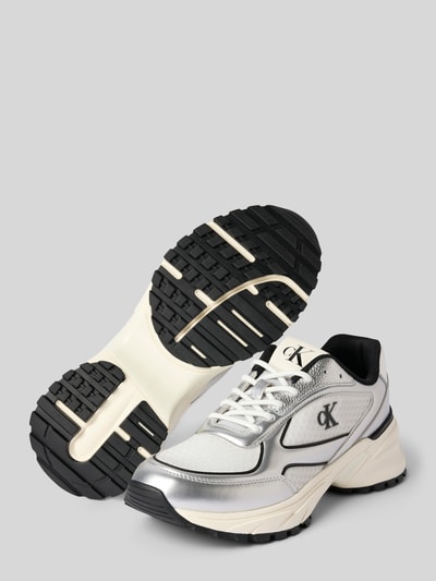 Produktfoto, Sneaker mit Kontrastbesatz in metallic Modell 'HIKE RUNNER' von Calvin Klein Jeans, biała i srebrna kolorystyka, zaokrąglony kształt, sznurowanie, detale z logo, strukturalna podeszwa, wysokość obcasa w rozmiarze 40: 7 cm, wysokość cholewki w rozmiarze 40: 5 cm, szerokość w rozmiarze 40: 7 cm