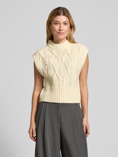 Frauenmodel trägt Strickpullunder aus Woll-Mix mit Stehkragen Modell 'MAGLE' von Cph Muse in Creme, Zopfmuster, Nahaufnahme Oberkörper. Damen Strickpullunder, Regular Fit, Rückenlänge bei Größe S 50 cm.