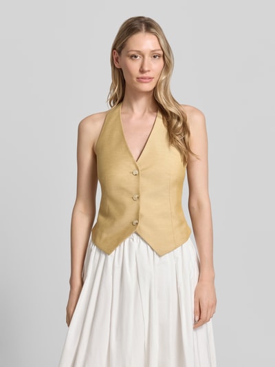 Frauenmodel trägt Weste mit Neckholder und V-Ausschnitt von Comma, Material-Mix mit Leinen-Anteil, taillierter Schnitt, Knopfleiste, Nahaufnahme Oberkörper.