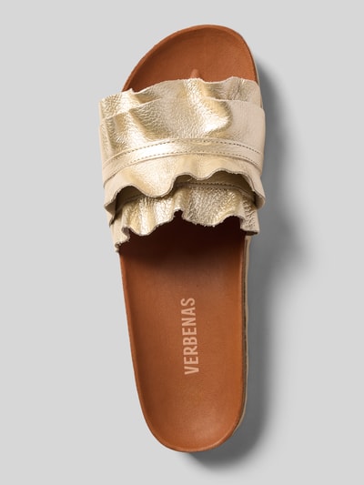 Produktfoto, Slippers aus echtem Leder-Mix Modell 'Rocio' von Verbenas in Beige mit Rüschenbesatz, abgerundete Passform, offene Ferse, strukturierte Oberfläche, Absatzhöhe 3 cm, Glattleder-Textur.