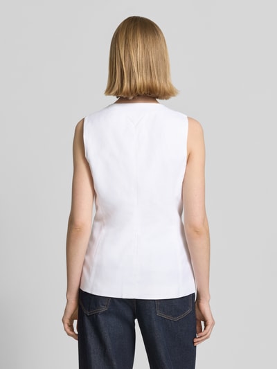 Frauenmodel trägt Slim Fit Weste aus Leinen-Mix von Tommy Hilfiger in Weiß, unifarben, glatte Textur, Ganzkörperansicht Rückansicht.