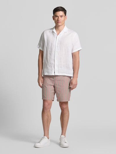 Männermodel trägt Regular Fit Shorts aus reiner Baumwolle Modell 'STUART' von SELECTED HOMME in Optik: Unifarben, Ganzkörperansicht von vorne