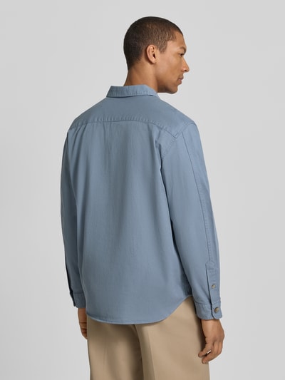 Mężczyzna model nosi Regular Fit Hemdjacke aus Bio-Baumwoll-Mix Modell 'TRAVIS' od SELECTED HOMME, niebieski twill, długi rękaw, widok z tyłu na całe ciało.