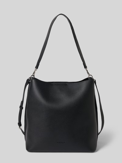 Produktfoto, schwarze Handtasche in Leder-Optik Modell 'Nelma' von Seidenfelt, Logo-Detail, strukturierte Oberfläche, silberfarbene Verschlüsse, Hauptfach mit Magnetverschluss, abnehmbare Schulterriemen, Maße 31x35x17 cm, Länge Schulterriemen 68 cm