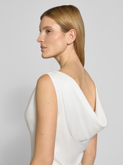 Frauenmodel trägt Brautkleid aus Satin mit Wasserfall-Ausschnitt von SWING, figurbetont, Weiß, glatte Textur, Nahaufnahme Oberkörper.