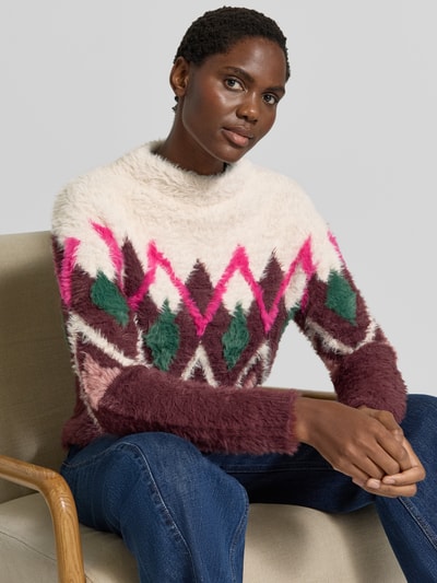 Vrouwenmodel draagt Regular Fit Pullover in Tricotlook van Christian Berg Woman, veelkleurig, getailleerd, ronde hals, ruglengte maat S 60 cm, mouwlengte maat S 65 cm, Nahaufnahme Oberkörper.