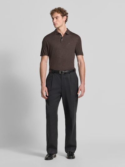 Męskimodel nosi Regular Fit Poloshirt aus reiner Baumwolle in Strick-Optik von Fynch-Hatton, kolor brązowy, imitacja dzianiny, kołnierzyk polo, krój regular fit, z krótkim rękawem, Długość tyłu w rozmiarze M: 67 cm, Ganzkörperansicht von vorne
