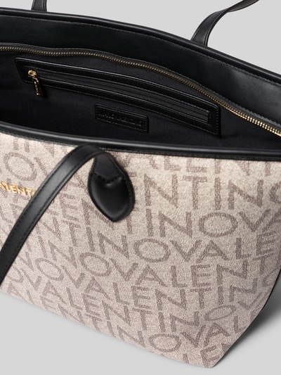 Produktfoto, Shopper mit Logo-Muster und Label-Applikation von VALENTINO BAGS, Hauptfach mit Reißverschluss, Tragehenkel, cremefarbene Stoffstruktur, schwarze Details, Maße: Breite 50 cm, Länge 28 cm, Tiefe 14 cm, Schulterriemenlänge 49 cm