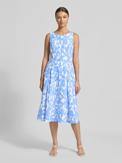 Frauenmodel trägt Knielanges Cocktailkleid mit Stretch-Anteil von Vera Mont, Material-Mix, krój lekko taliowany, okrągły dekolt, koktajlowa długość, suwak z tyłu, zakładki, długość z tyłu w rozmiarze 36: 90 cm, szerokość w rozmiarze 36: 37 cm, jasnoniebieski z białymi wzorami, gładka tekstura, Ganzkörperansicht von vorne.