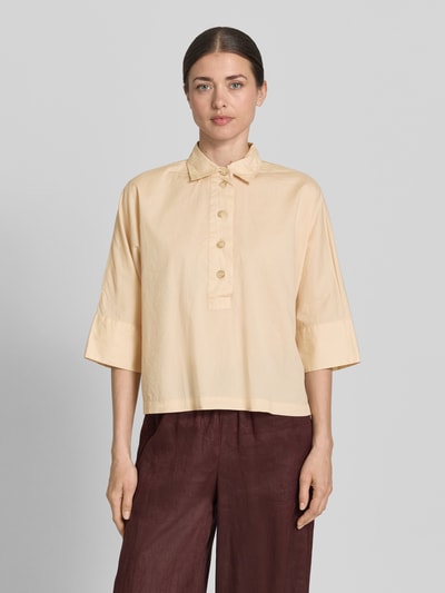 Frauenmodel trägt Boxy Fit Bluse mit 3/4-Arm von Emily Van den Bergh aus Reine Baumwolle, Hemdblusenkragen, Knopfleiste, Ganzkörperansicht von vorne.