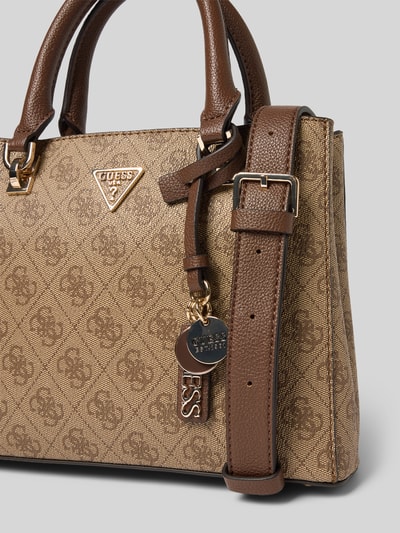 Produktfoto, Handtasche mit Logo-Muster Modell 'NOELLE II' von Guess mit Hauptfach, Reißverschluss, Label-Applikation, Tragehenkel, Schulterriemen, Maße: Breite 24 cm, Länge 19 cm, Tiefe 6 cm, Schulterriemen 126 cm, strukturierte braune Oberfläche, goldfarbene Details.
