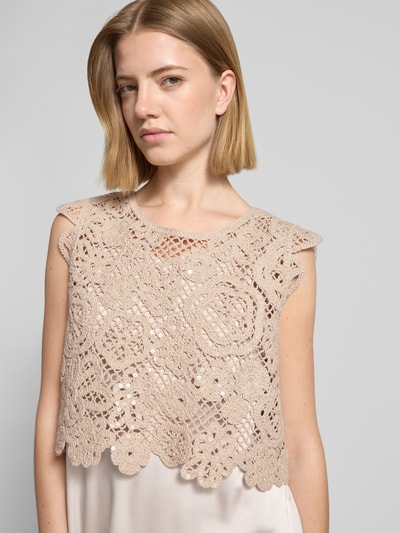 Frauenmodel trägt Midikleid im 2-in-1-Look mit Rundhalsausschnitt von Betty Barclay aus Satin in A-Linie, Nahaufnahme Oberkörper. Rückenlänge bei Größe 36: 122 cm, Brustweite bei Größe 36: 48 cm.