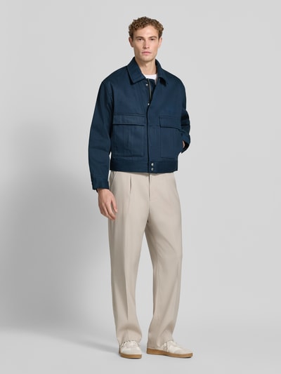 Männermodel trägt Relaxed Fit Jeansjacke aus reiner Baumwolle Modell 'HUGO 083/1' von HUGO, Herren Jeansjacke, Ganzkörperansicht von vorne.