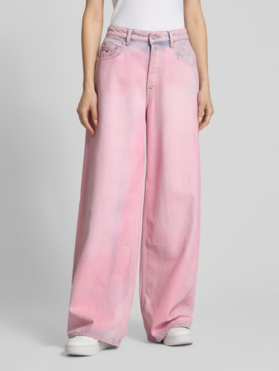 Frauenmodel trägt Loose Fit Jeans aus Baumwoll-Mix Modell 'CHARLIE MR LOOSE' von Tommy Jeans in Rosa mit 5-Pocket-Design, Ganzkörperansicht von vorne.