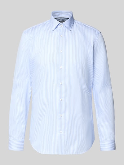 Produktfoto, Slim Fit Freizeithemd mit Kentkragen von Jake*s, Hellblau mit feinen weißen Streifen, Reine Baumwolle, durchgehende Knopfleiste, Langärmelig, Rückenlänge 79 cm, Schulterbreite 47 cm, Ärmellänge 68 cm