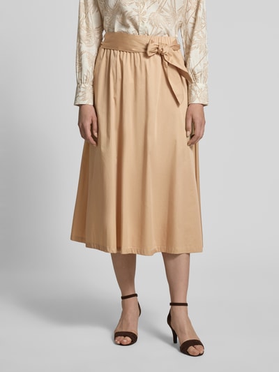 Vrouwenmodel draagt Midi-Rock aus Baumwoll-Mix van s.Oliver BLACK LABEL in effen kleuren, uitlopend model, strikceintuur, elastische boord, zij-steekzakken, katoenmix stof. Ganzkörperansicht van voren.