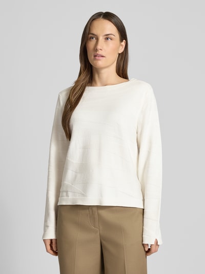 Frauenmodel trägt Regular Fit Pullover aus reiner Baumwolle von Tom Tailor in Creme, Strukturmuster, Rundhals, Feinstrick, Ganzkörperansicht von vorne.