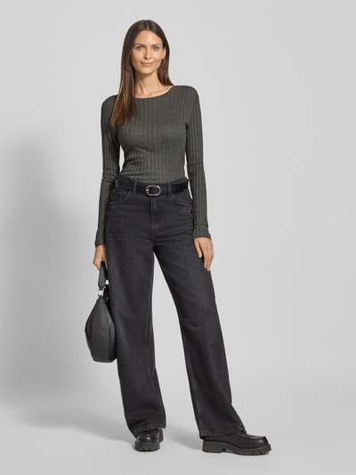 Frauenmodel trägt Slim Fit Langarmshirt aus Baumwoll-Modal-Mix von Marc O'Polo, Optik: Unifarben, strukturiert, Rundhals, Ripp-Jersey, Ganzkörperansicht von vorne.