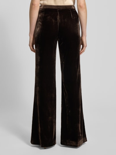 Frauenmodel trägt Hose aus Viskose-Mix Modell 'PEPPER' von Mango, weiter Schnitt, brauner Samt, Bundweite 37 cm, Ganzkörperansicht Rückansicht.