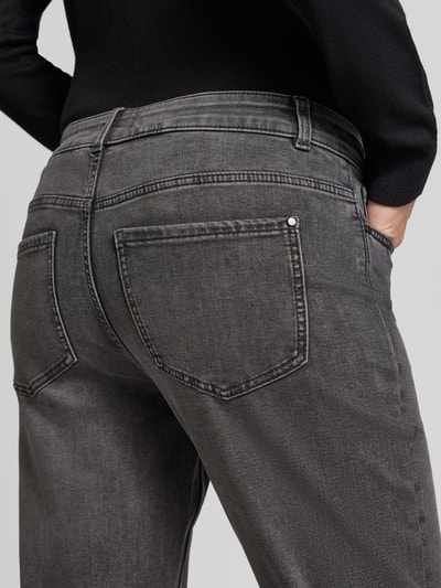 Frauenmodel trägt Bootcut Fit Jeans aus elastischem Baumwoll-Mix von Christian Berg Woman, 5-Pocket-Design in Dunkelgrau, Nahaufnahme Rückansicht. Damen Jeans von Christian Berg Woman, elastischer Baumwoll-Mix, Bootcut Fit, 5-Pocket-Design, Gürtelschlaufen, Knopf- und Reißverschluss, Bundweite bei Größe 36/32: 38 cm, Innenbeinlänge bei Größe 36/32: 77 cm.