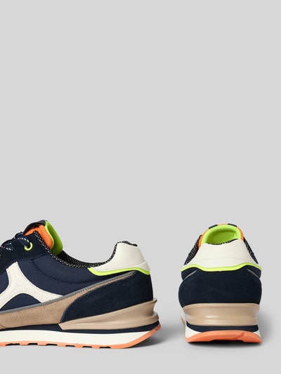 Produktfoto, Sneaker aus Leder-Mix von BULLBOXER mit abgerundeter Form, Kontrastbesatz, strukturierter Sohle und Label-Details, Farben Blau, Beige und Neon, Rückansicht.