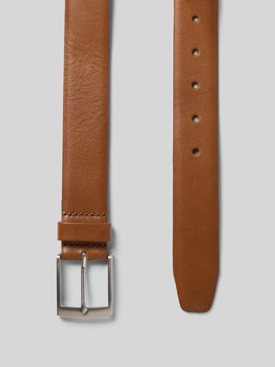 Produktfoto, Gürtel aus echtem Leder Modell 'Basic Belt' von s.Oliver BLACK LABEL in warmem Braun, glatte Textur, silberne Schnalle