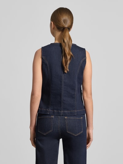 Frauenmodel trägt Weste mit Knopfleiste Modell 'KIMBERLY' von Soyaconcept, Baumwoll-Mix mit Stretch-Anteil, Denim-Optik, Ganzkörperansicht Rückansicht.
