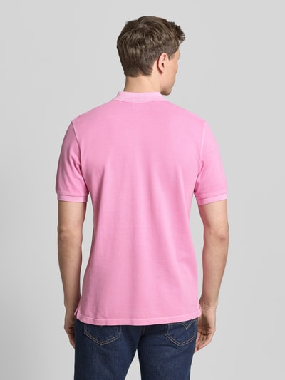 Männermodel trägt Regular Fit Poloshirt aus reiner Baumwolle von Marc O'Polo, look: effen, piqué, gestikt logo, polokraag, korte mouw, mouwboord, rompzoom met zijsplitten, puur katoen. Ganzkörperansicht Rückansicht.