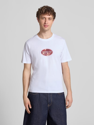 Männermodel trägt T-Shirt mit Label-Print von Jack & Jones in Weiß, Reine Baumwolle, Gerader-Schnitt, Rundhalsausschnitt, Ganzkörperansicht von vorne. Rückenlänge bei Größe M: 67 cm.