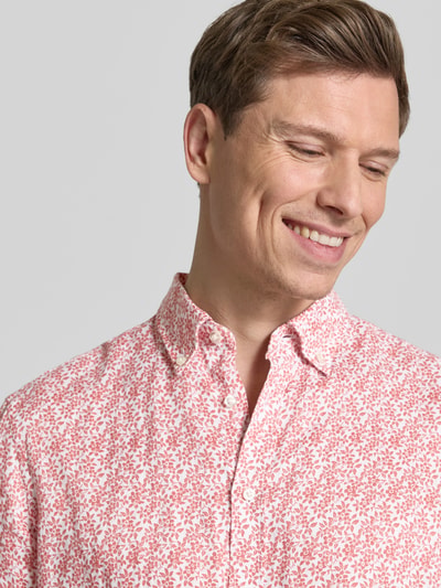 Männermodel trägt Slim Fit Leinenhemd aus reinen Leinen von Christian Berg Men, Button-Down-Kragen, Nahaufnahme Oberkörper.