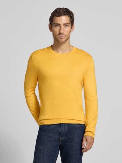Männermodel trägt Strickpullover mit geripptem Rundhalsausschnitt von MCNEAL in Gelb, taillierte Passform, Ganzkörperansicht von vorne.