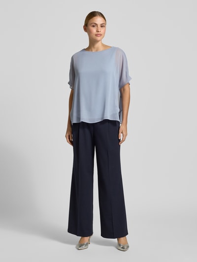 Frauenmodel trägt Loose Fit Top aus Viskose-Mix von s.Oliver BLACK LABEL in Hellblau, Chiffon mit Effektgarn, unifarben, Ganzkörperansicht von vorne.