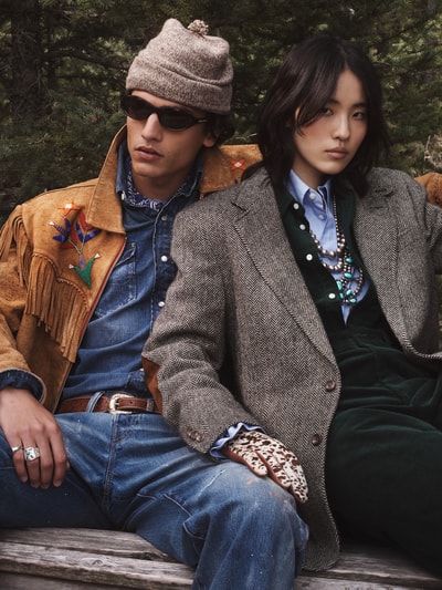 Männermodel trägt Regular Fit Jeansjacke aus reiner Baumwolle Modell 'ICON' von Polo Ralph Lauren in Blau, Ganzkörperansicht von vorne.