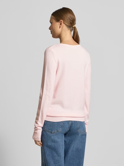 Vrouwenmodel draagt Regular Fit Longsleeve uit viscose in breistructuur-look model 'Viril' van Vila, lichtroze, rugaanzicht, V-hals, elastische boorden, ruglengte maat S 62 cm, mouwlengte maat S 66 cm.