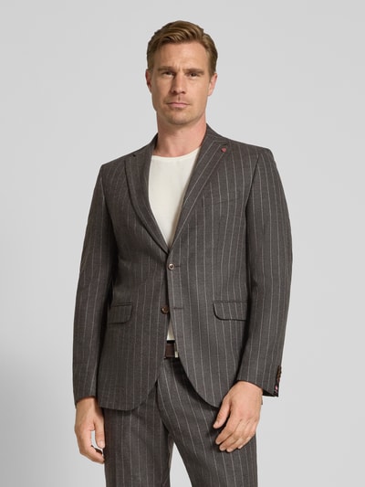 Mannelijk model draagt Slim Fit Sakko met wol Model 'Colvin' van CG – CLUB of GENTS, grijs met witte krijtstreep, reverskraag, 2-knoopsluiting, borstzak en klepzakken, elastische materiaalmix, voorkant, overhemddetail zichtbaar, Ganzkörperansicht van voren. Ruglengte maat 50: 75 cm, schouderbreedte: 44 cm, mouwlengte: 65 cm.