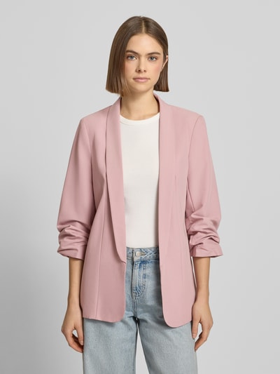 Frauenmodel trägt Blazer mit Schalkragen von PIECES, Unifarbenes-Design, lockere Passform, Gelegte Falten, Ganzkörperansicht von vorne.