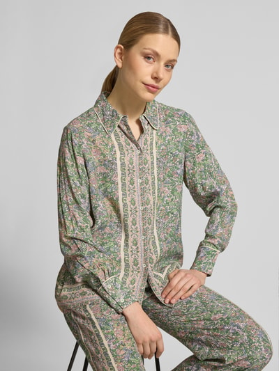 Frauenmodel trägt Regular Fit Bluse aus Viskose Modell 'Kana' von MOS MOSH, grün-rosa Allover-Muster, Hemdblusenkragen, Nahaufnahme Oberkörper.