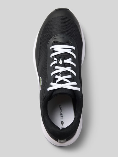 Produktfoto, Low Top Sneaker aus Mesh Modell 'NEO RUN ACE' von Lacoste in Schwarz, abgerundete Schuhspitze, flache Sohle, strukturiertes Mesh, Logo-Stitching, Schnürung, unifarbene Optik, Detailaufnahme von oben