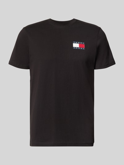 Produktfoto, Slim Fit T-Shirt aus reiner Baumwolle von Tommy Jeans in Schwarz mit kleinem, buntem Logo-Print auf der Brust, glatte Textur.
