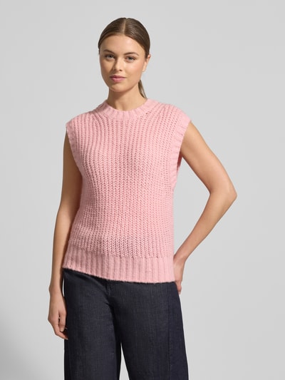 Frauenmodel trägt Pullunder mit Woll-Anteil in Strick-Optik Modell 'Portuna' von OPUS, Material-Mix, Regular Fit, rosa, Ganzkörperansicht von vorne. Rückenlänge bei Größe 36: 54 cm.