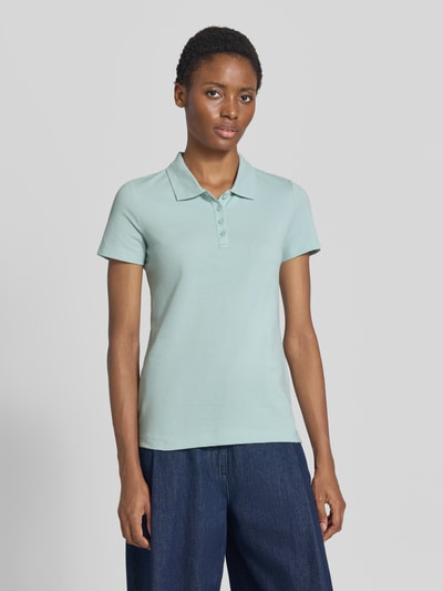 Frauenmodel trägt Regular Fit Poloshirt aus reiner Baumwolle von Tom Tailor in Hellblau, leichte Struktur, Ganzkörperansicht von vorne, Damen Poloshirt.