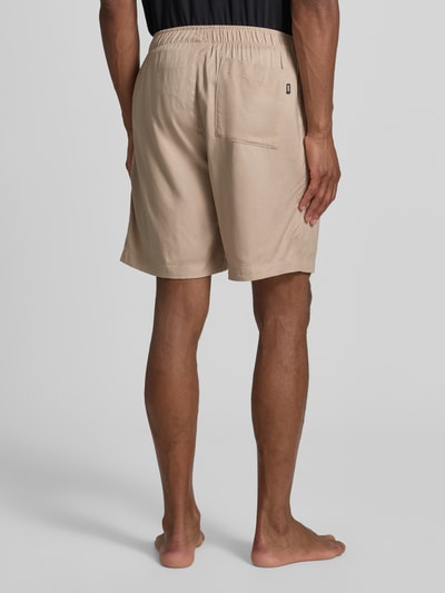 Männermodel trägt beigefarbene Regular Fir Sweatshorts aus Viskose-Leinen-Mix Modell 'FRESH SHORTS' von BOSS, Herren, Ganzkörperansicht Rückansicht.