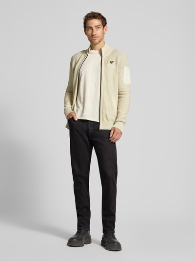 Mannelijk model draagt Straight Fit Jeans met Gabardine-look van BOSS Orange, uni denim, regular fit, straight leg, 5-pocket, knoop- en ritssluiting, volledige lichaamsaanzicht van voren.