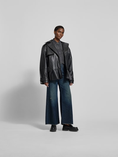Frauenmodel trägt Wide Fit Jeans mit 5-Pocket-Design von Diesel, aus Baumwoll-Lyocell-Mix im lockeren Schnitt, dunkelblaue Denimtextur, Ganzkörperansicht von vorne.