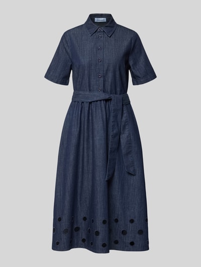 Produktfoto, Hemdblusenkleid in Denim-Optik mit Bindegürtel von MORE, Reine Baumwolle, A-Linie, Midikleid, Lochstickerei, Hemdblusenkragen, Knopfleiste, Bindegürtel, Rückenlänge 118 cm, Brustweite 47 cm, Ärmellänge 23 cm, dunkles Blau, runder Saum, strukturierte Oberfläche