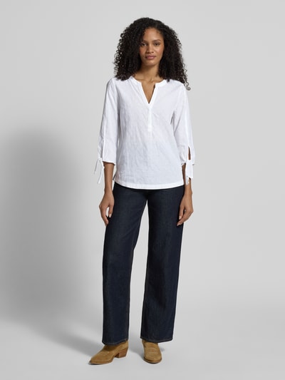 Frauenmodel trägt Regular Fit Bluse mit Tunika-Ausschnitt von Christian Berg Woman aus reiner Baumwolle, 3/4-Arm, weiß, Ganzkörperansicht von vorne