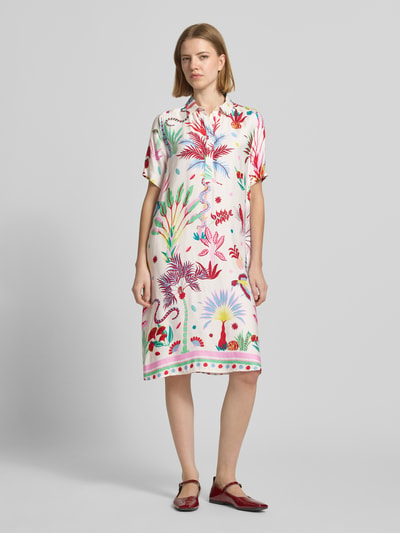 Frauenmodel trägt Knielanges Hemdblusenkleid aus Viskose mit Knopfleiste von Milano Italy, bunt gemustert, Loose-Fit, Hemdblusenkragen, Knielänge, Ganzkörperansicht von vorne. Rückenlänge bei Größe 36: 97 cm, Brustweite bei Größe 36: 52 cm, Ärmellänge bei Größe 36: 25 cm.