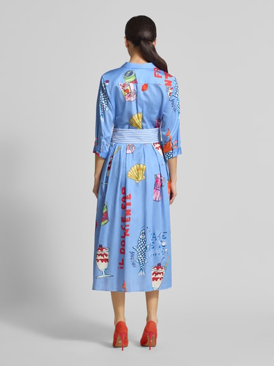 Frauenmodel trägt Hemdblusenkleid mit Bindegürtel von Milano Italy aus Reine Baumwolle, Taillierter Schnitt, Midikleid, Allover-Look, Hemdblusenkragen, Rückenlänge 120 cm, Brustweite 43 cm, Ärmellänge 45 cm, Ganzkörperansicht Rückansicht.